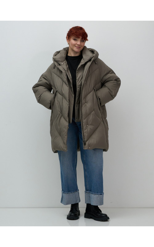 Длинный женский пуховик для зимы.