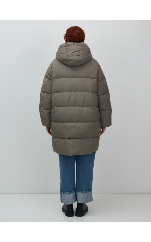 Длинный женский пуховик для зимы.