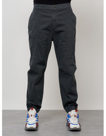 Мужские брюки зауженного кроя.