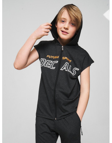 Летний спортивный костюм для мальчика: футболка с капюшоном и шорты с карманами.