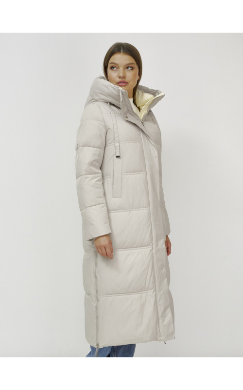 Длинный зимний пуховик с воротником-стойкой.