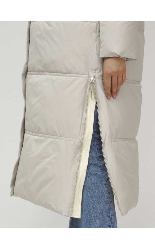 Длинный зимний пуховик с воротником-стойкой.