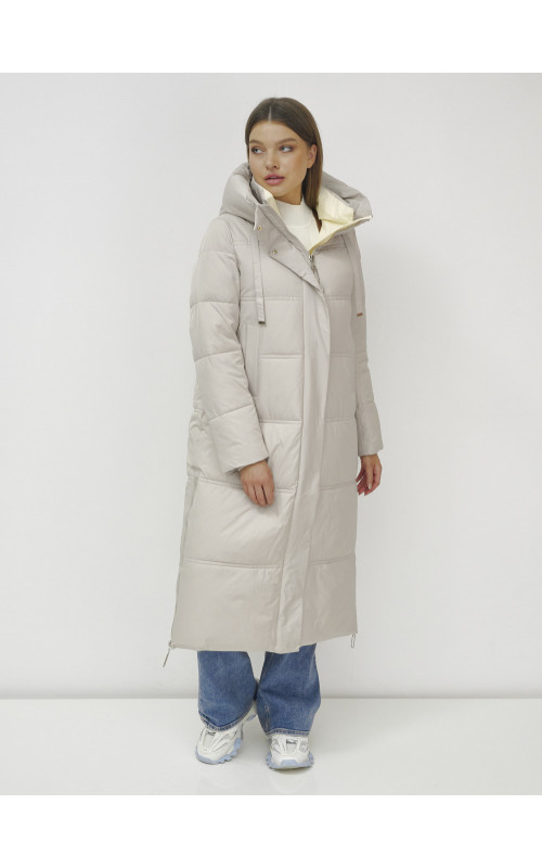 Длинный зимний пуховик с воротником-стойкой.