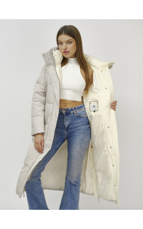 Длинный зимний пуховик с воротником-стойкой.