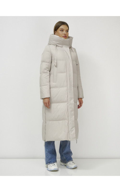 Длинный зимний пуховик с воротником-стойкой.