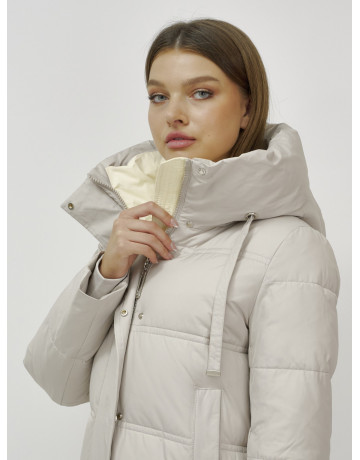 Длинный зимний пуховик с воротником-стойкой.