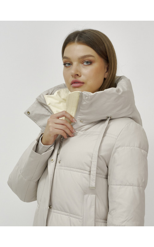 Длинный зимний пуховик с воротником-стойкой.