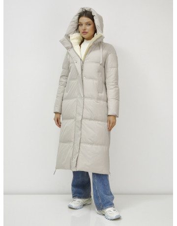 Длинный зимний пуховик с воротником-стойкой.