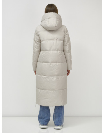 Длинный зимний пуховик с воротником-стойкой.