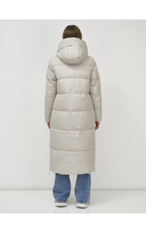 Длинный зимний пуховик с воротником-стойкой.