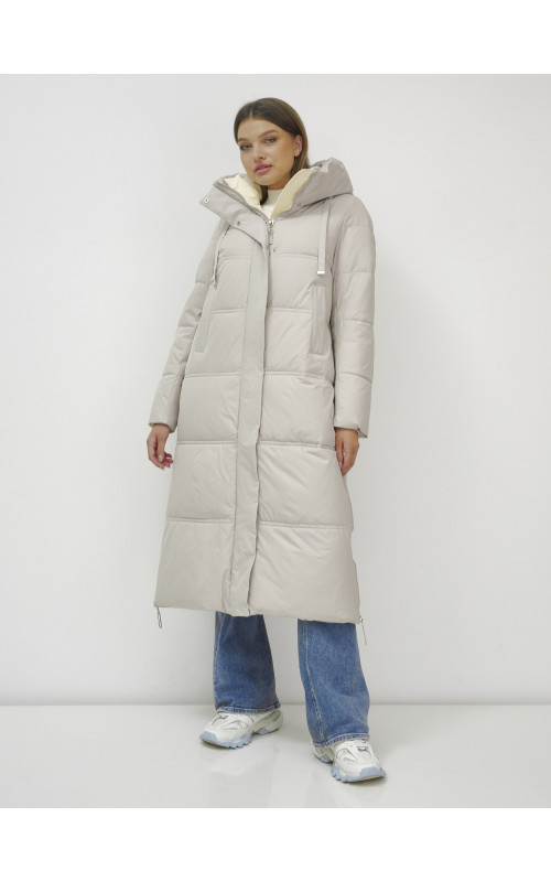 Длинный зимний пуховик с воротником-стойкой.