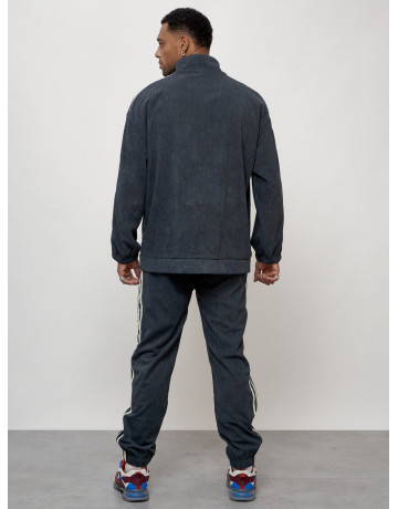 Мужской спортивный костюм для активного отдыха и повседневной носки.