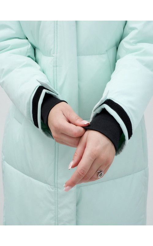 Длинный зимний пуховик для женщин с капюшоном.