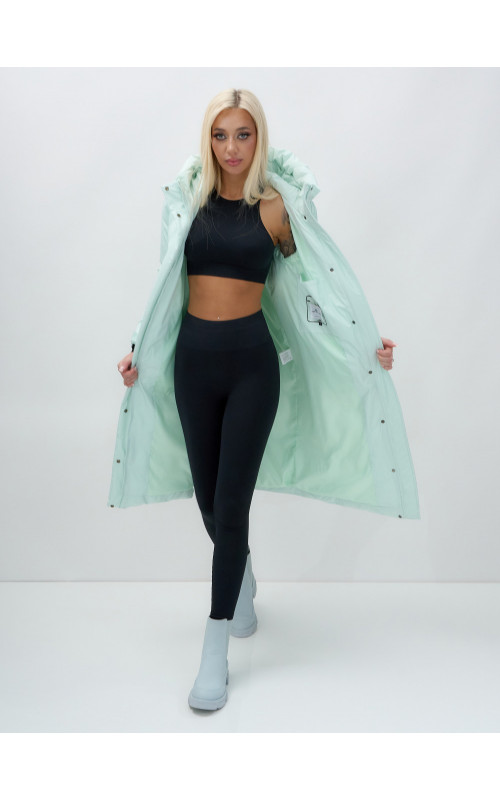 Длинный зимний пуховик для женщин с капюшоном.