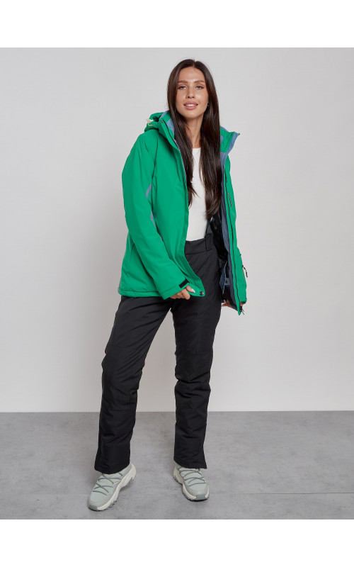 Женский горнолыжный костюм для зимних прогулок и спорта.