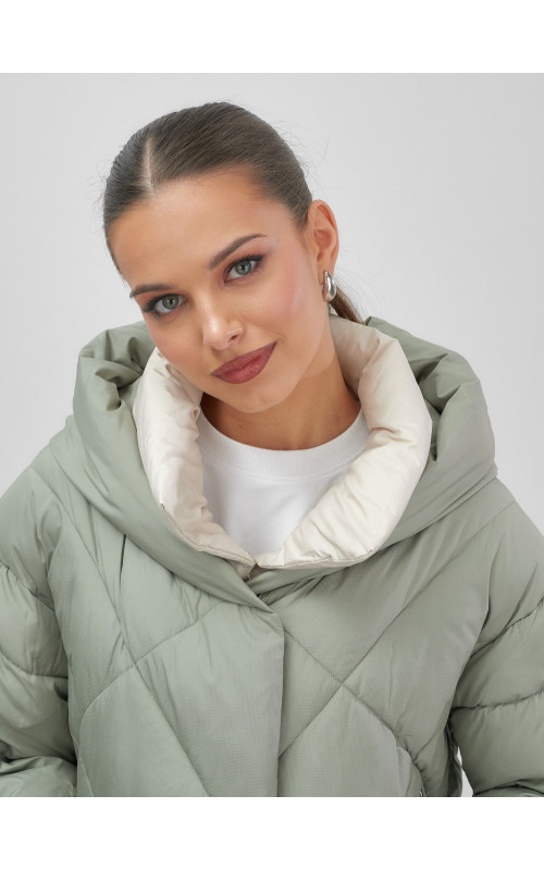 Тёплый женский пуховик с капюшоном для зимы большого размера.