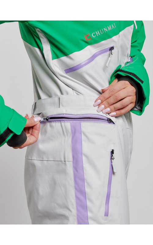 Зимний женский комбинезон для зимних видов спорта.