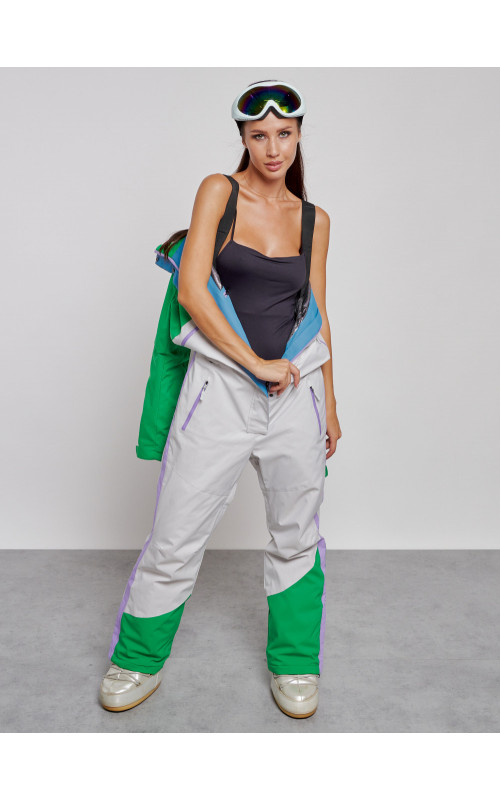 Зимний женский комбинезон для зимних видов спорта.