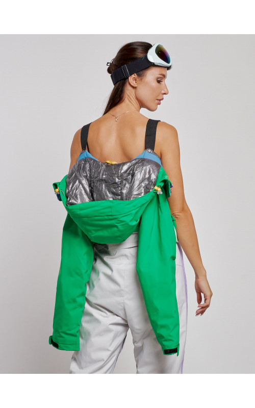 Зимний женский комбинезон для зимних видов спорта.