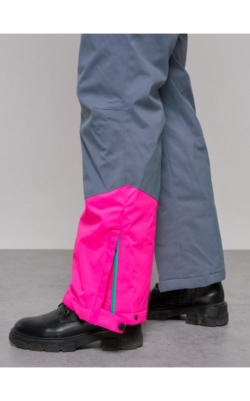 Зимний женский комбинезон для зимних видов спорта.