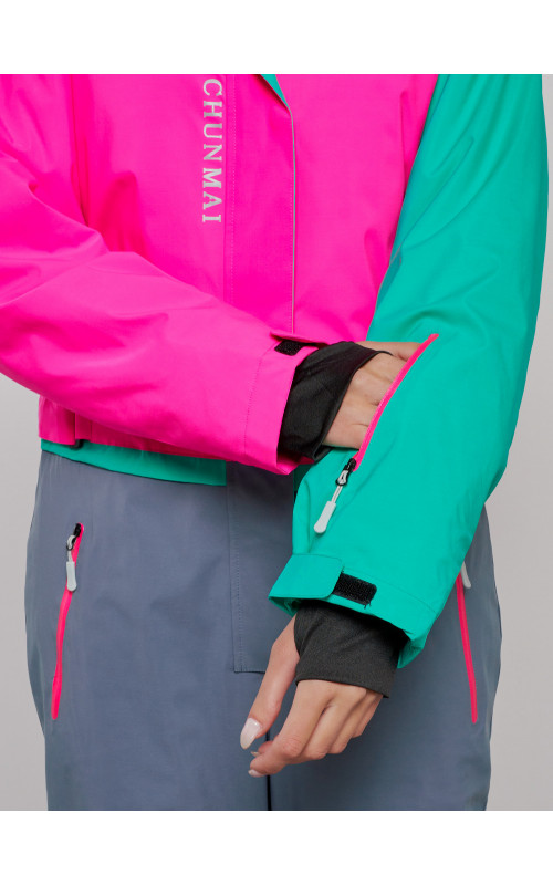 Зимний женский комбинезон для зимних видов спорта.