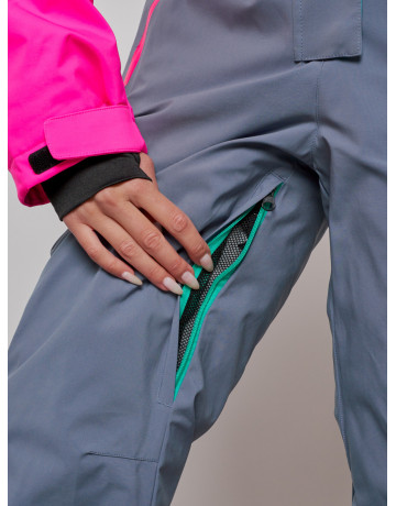 Зимний женский комбинезон для зимних видов спорта.