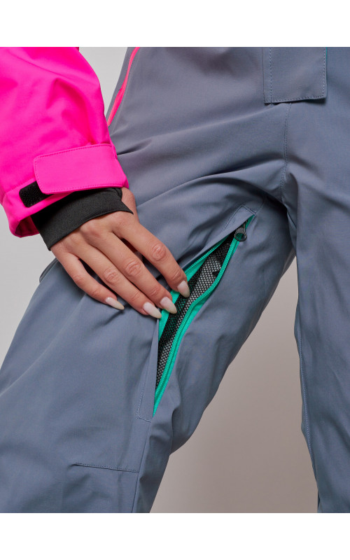 Зимний женский комбинезон для зимних видов спорта.