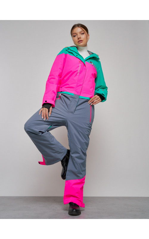 Зимний женский комбинезон для зимних видов спорта.