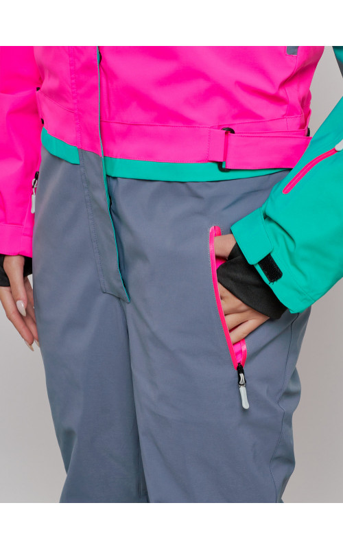 Зимний женский комбинезон для зимних видов спорта.