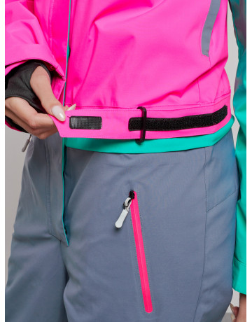 Зимний женский комбинезон для зимних видов спорта.