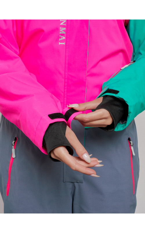 Зимний женский комбинезон для зимних видов спорта.