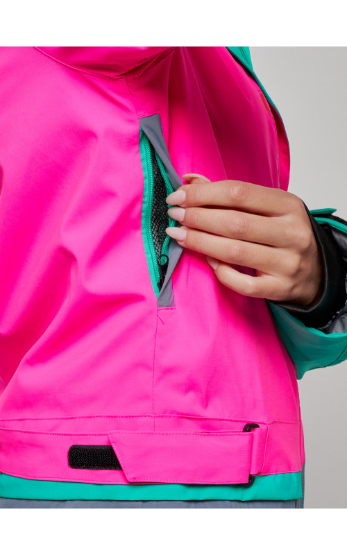 Зимний женский комбинезон для зимних видов спорта.