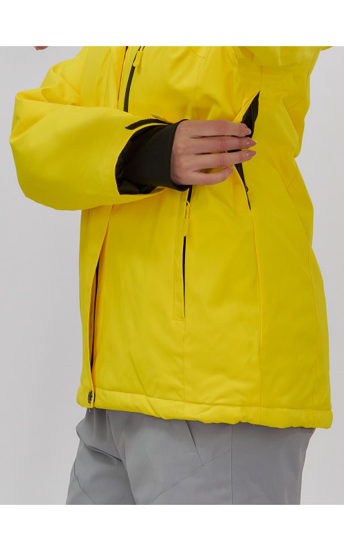 Женский горнолыжный костюм для зимних активностей.