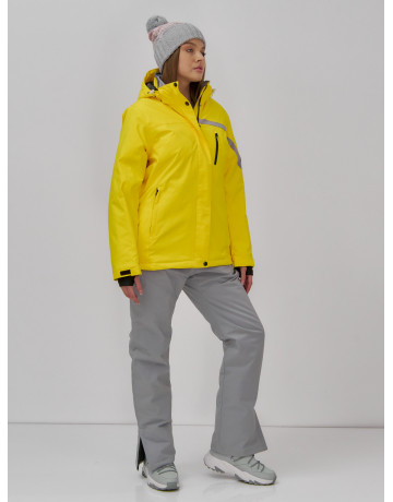 Женский горнолыжный костюм для зимних активностей.