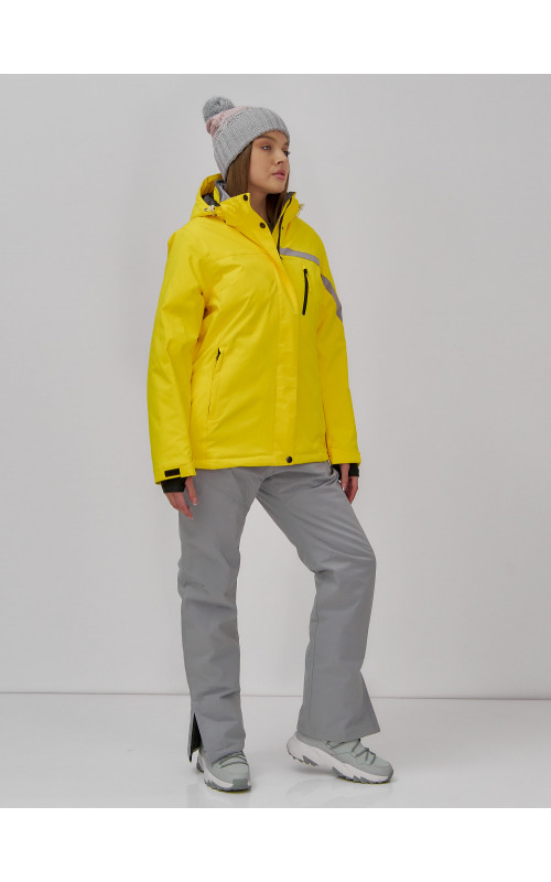 Женский горнолыжный костюм для зимних активностей.