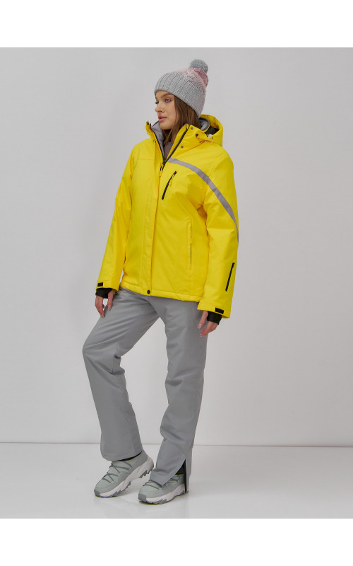 Женский горнолыжный костюм для зимних активностей.