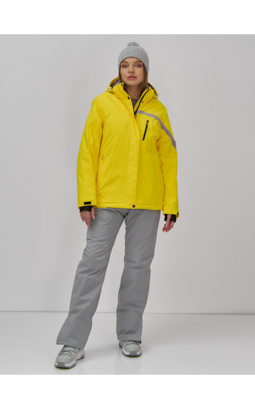 Женский горнолыжный костюм для зимних активностей.