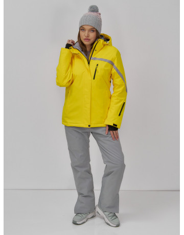 Женский горнолыжный костюм для зимних активностей.