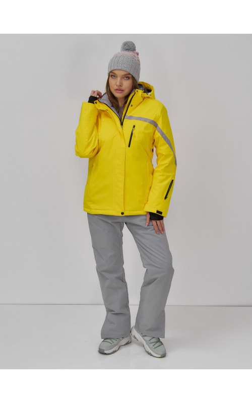 Женский горнолыжный костюм для зимних активностей.