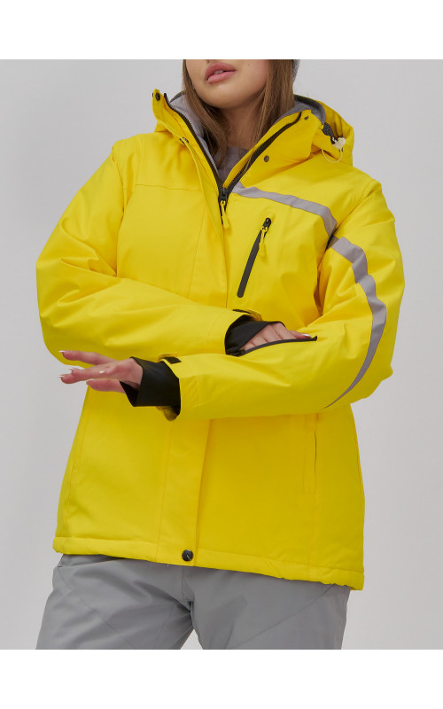 Женский горнолыжный костюм для зимних активностей.