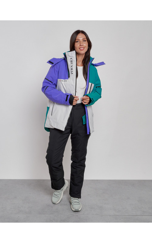 Женский горнолыжный костюм для зимних прогулок и спорта.