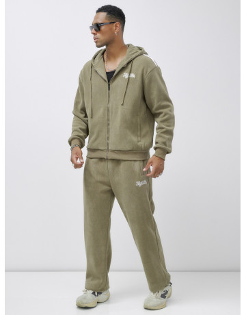 Мужской спортивный костюм для активного образа жизни.