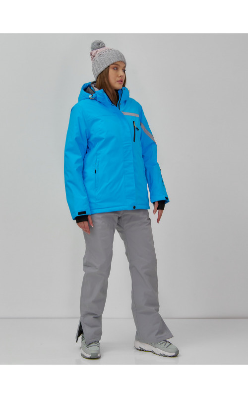 Женский горнолыжный костюм для зимних активностей.