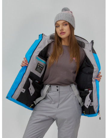 Женский горнолыжный костюм для зимних активностей.