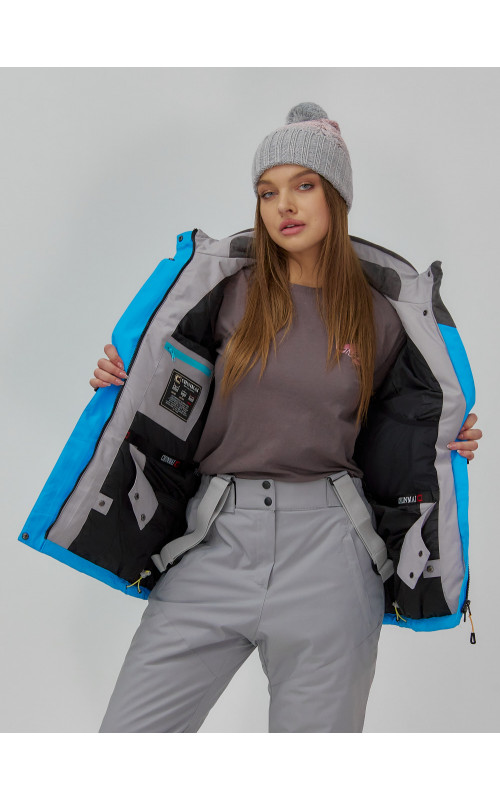 Женский горнолыжный костюм для зимних активностей.