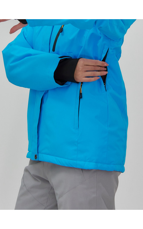 Женский горнолыжный костюм для зимних активностей.