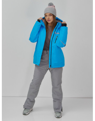 Женский горнолыжный костюм для зимних активностей.