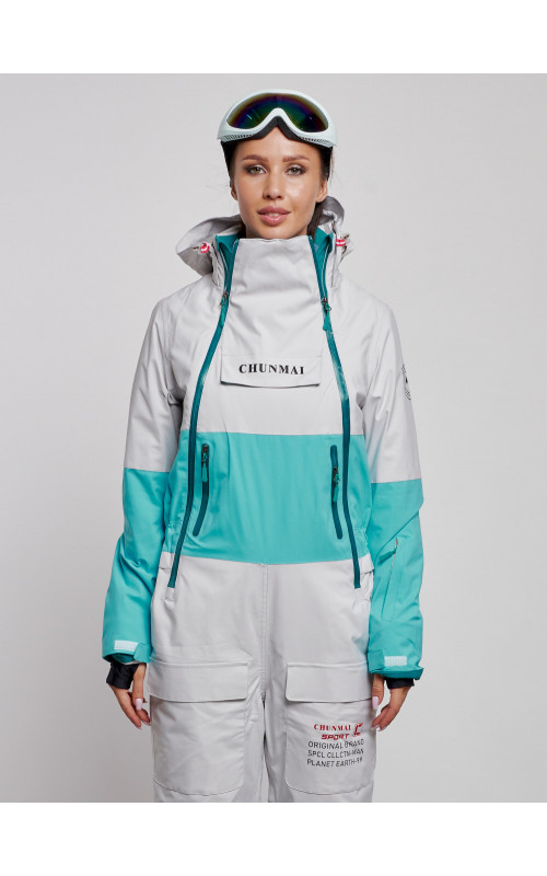 Зимний женский комбинезон для зимних видов спорта.