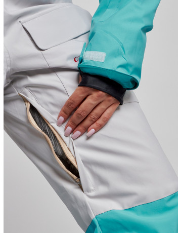 Зимний женский комбинезон для зимних видов спорта.