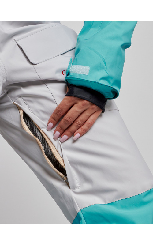 Зимний женский комбинезон для зимних видов спорта.